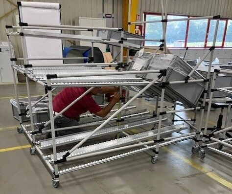 Modulárna výrobná linka ENPRAG s valčekovými dopravníkmi počas inštalácie vo výrobe