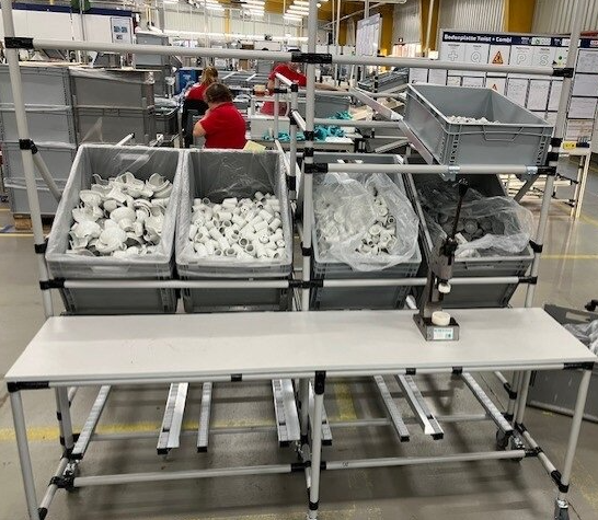 Usporiadanie pracoviska minimalizuje manipuláciu s materiálom a podporuje plynulý tok výroby