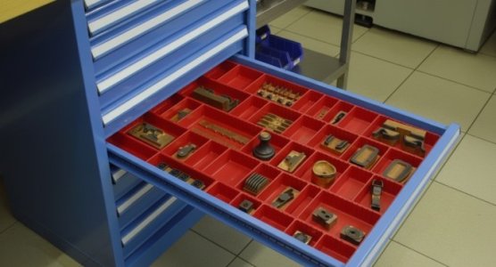 Delenie zásuviek plastové a kovové