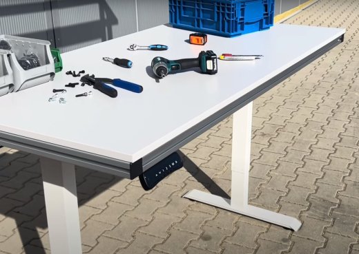 Elektricky výškovo nastaviteľný stôl z hliníkových profilov