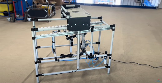 Dopravník pre laserovú stanicu s výškovo nastaviteľnou plošinou